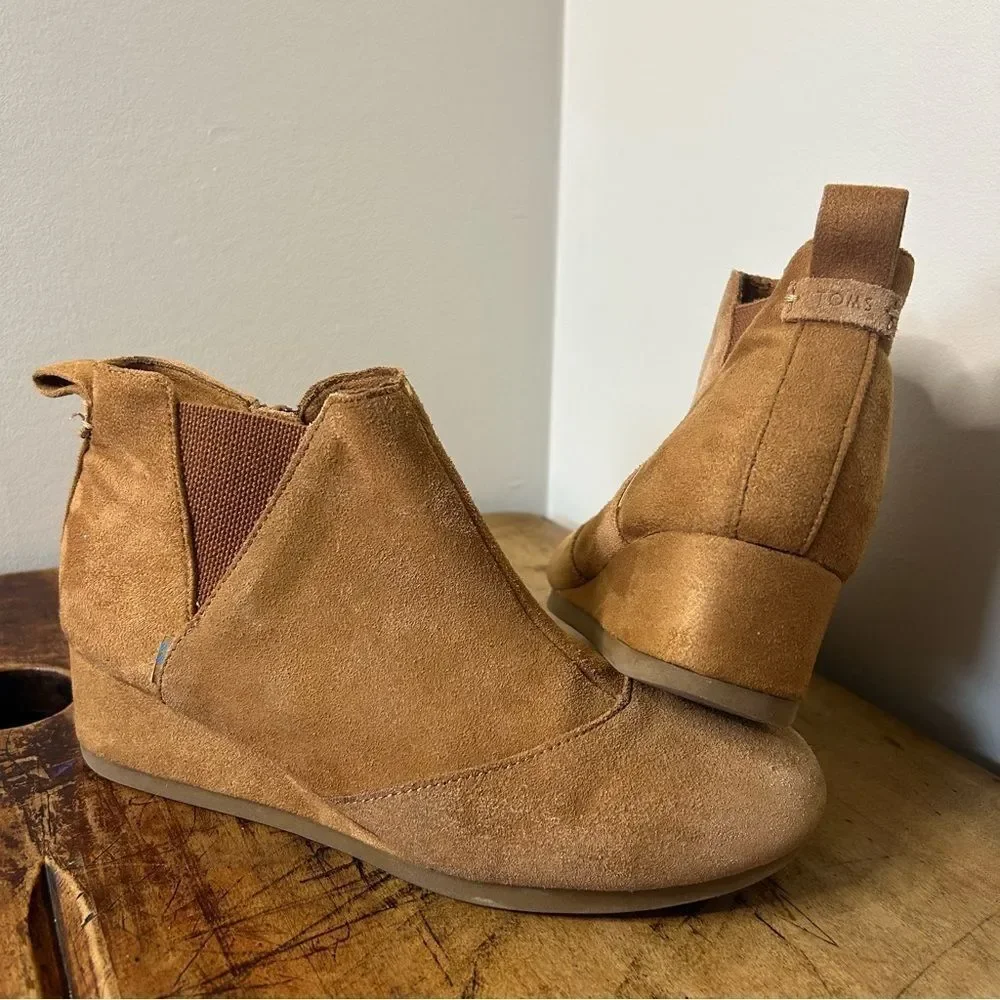 Toms Caramel Brown Suede Youth sz 4.5 Kelsey Wedge Booties 10014332 preworn